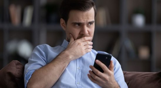 5 Phone Habits That Show Youre Anxious