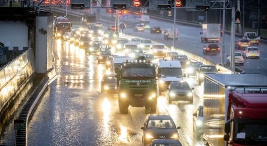 930 kilometers of traffic jam due to soaking wet morning