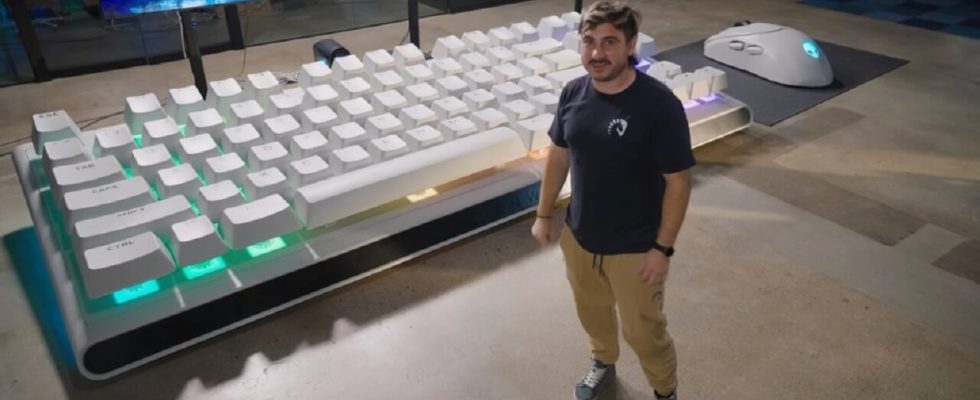 Alienware Produced the Worlds Largest Mouse and Keyboard