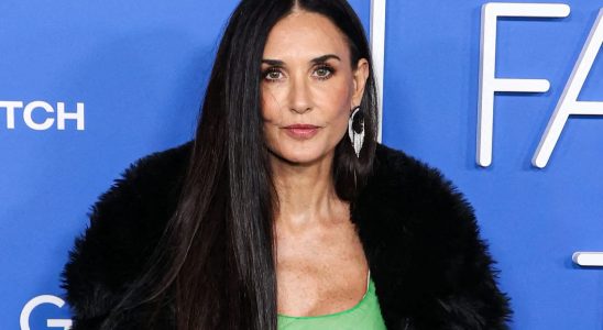 Demi Moore 60 years old flat stomach and visible abs