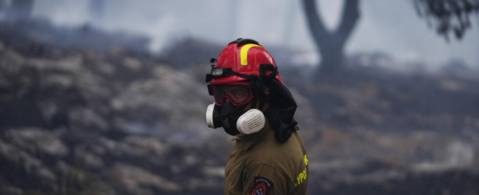 Greece faced with forest fires the authorities are trying to