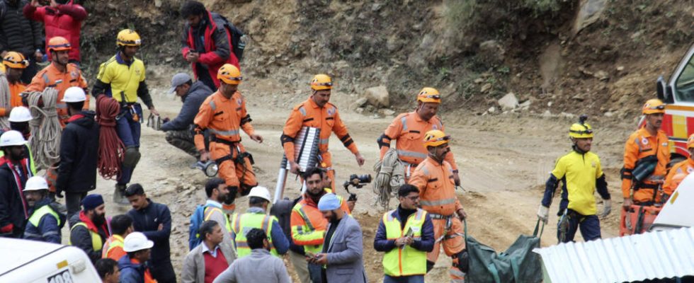 India 41 workers trapped in tunnel begin to be evacuated