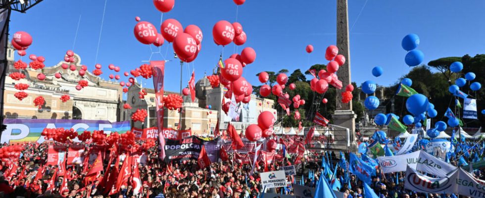 Italy thousands of demonstrators in the streets against the budget