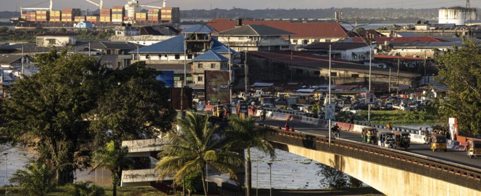 Presidential election in Liberia in Monrovia a car drives into