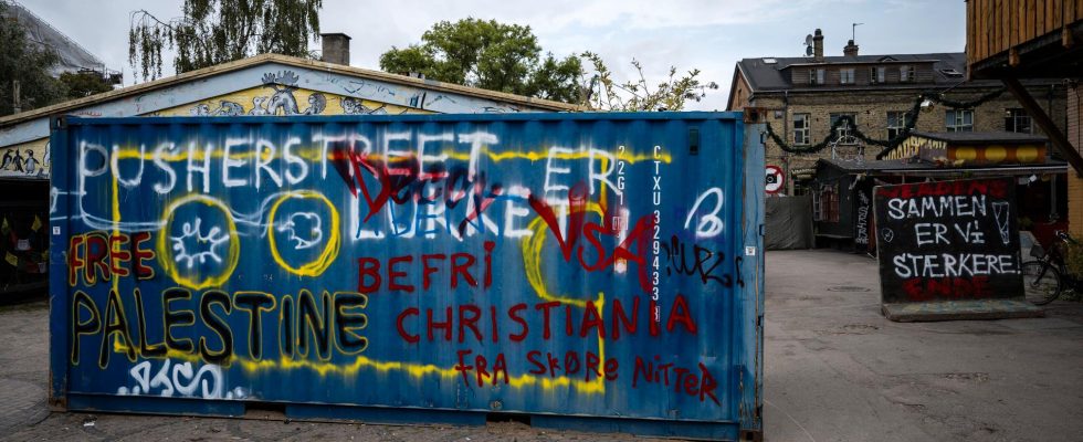 The police demolish the hash shops in Christiania