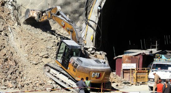 Two weeks trapped now they dig by hand