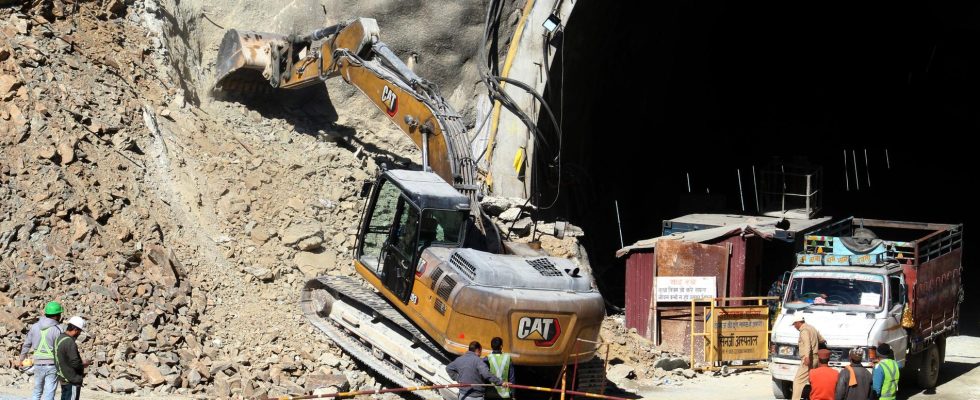 Two weeks trapped now they dig by hand