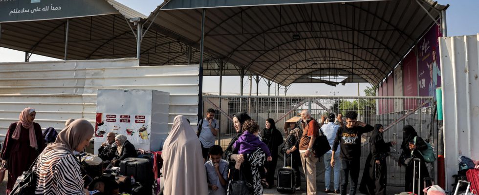 first evacuations of foreigners and wounded from Gaza to Egypt