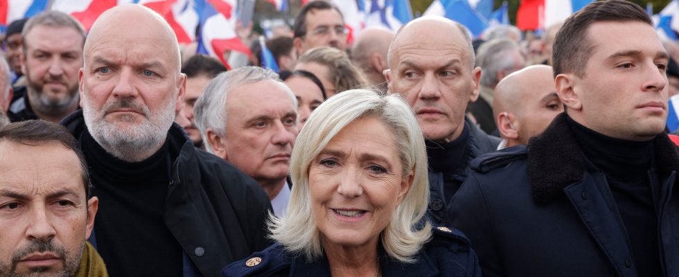 welcomed smoothly Marine Le Pen keeps a low profile –