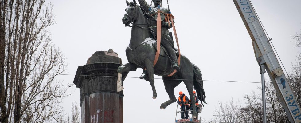 Another Soviet monument removed in Kyiv