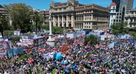 Argentinians demonstrate en masse against the mega decree which deregularizes labor