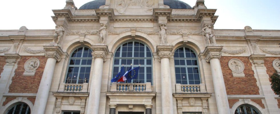 At the Manufacture des Gobelins the 2024 Olympics tapestry made