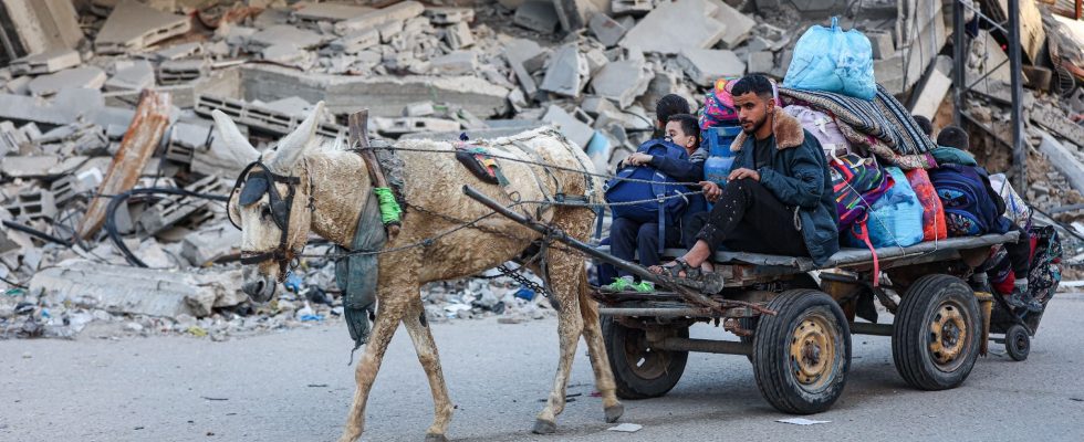 Hamas IDF extends its offensive to refugee camps in central