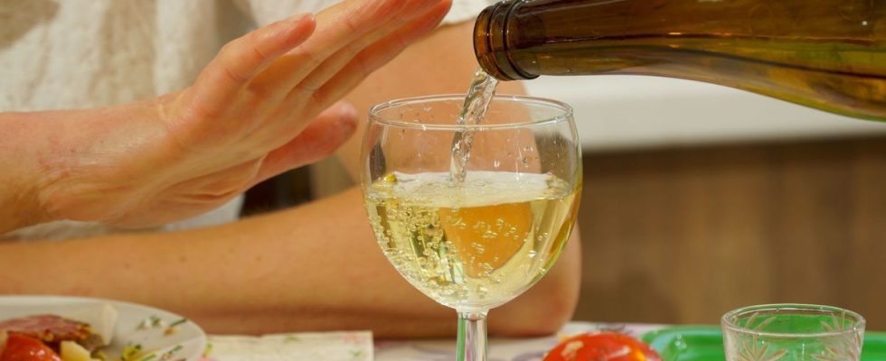 Here are 5 tips to avoid a glass of alcohol