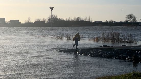 High tide at Lopik attracts attention Marijke even takes a