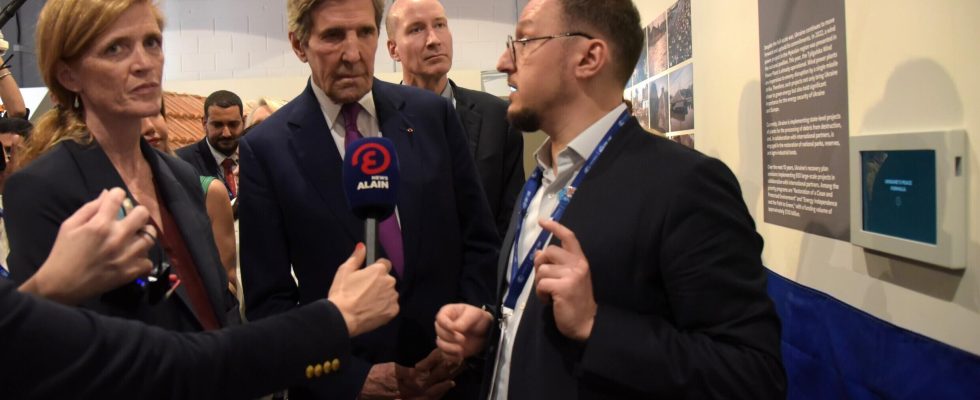 John Kerry visits the Ukrainian pavilion at COP28 in Dubai