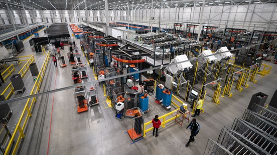 Labor Inspectorate employees at the Nieuwegein postal and parcel center