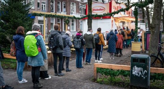 Less than an hour in line for oliebollen They are