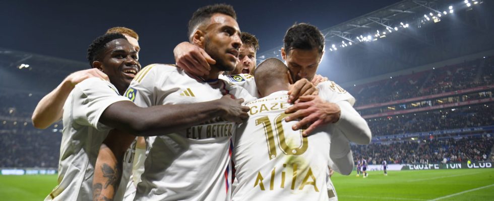 Ligue 1 OM hang on Lyon gets its head above