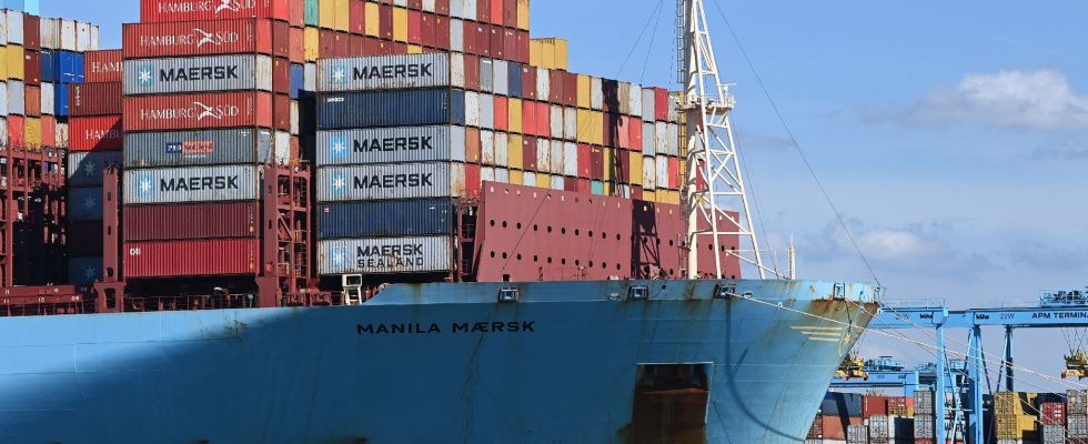 Maersk and CMA CGM restart the transit of their ships –