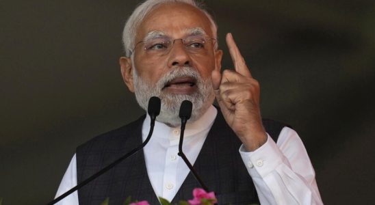 Narendra Modi inaugurates a Diamond Exchange in Surat in the