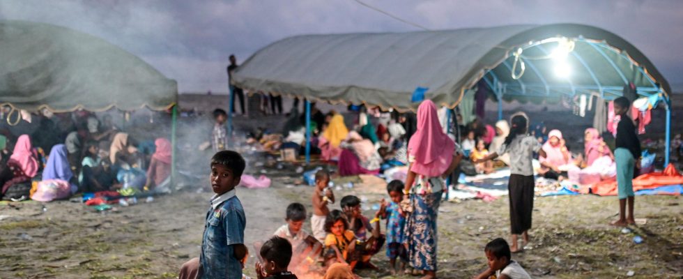 Rescue refugees in a boat in the Indian Ocean