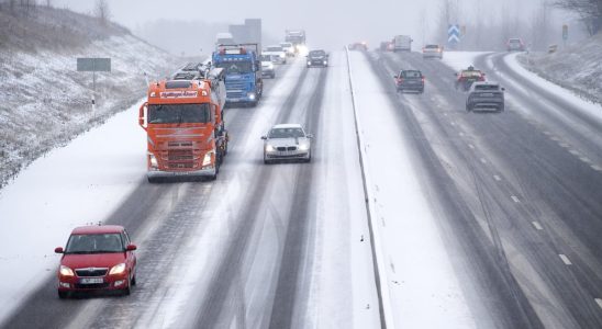 Ten cars in double accident on E45 Very slippery