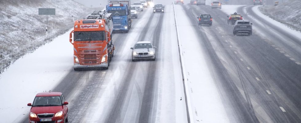 Ten cars in double accident on E45 Very slippery