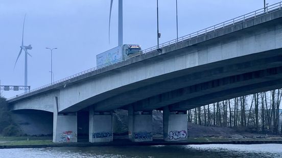 This is why 14 trucks are stationary on the Houtensebrug