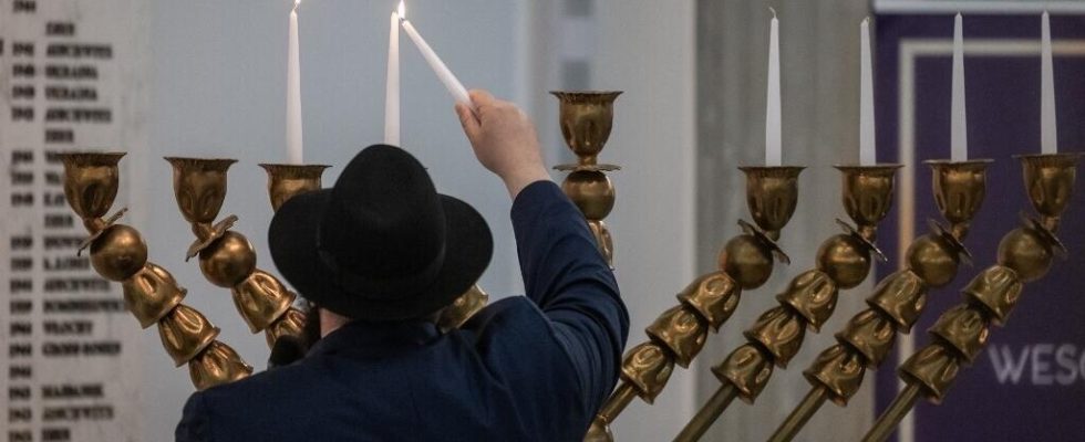 a far right MP empties a fire extinguisher onto a menorah