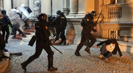 clashes with the police in front of Belgrade town hall