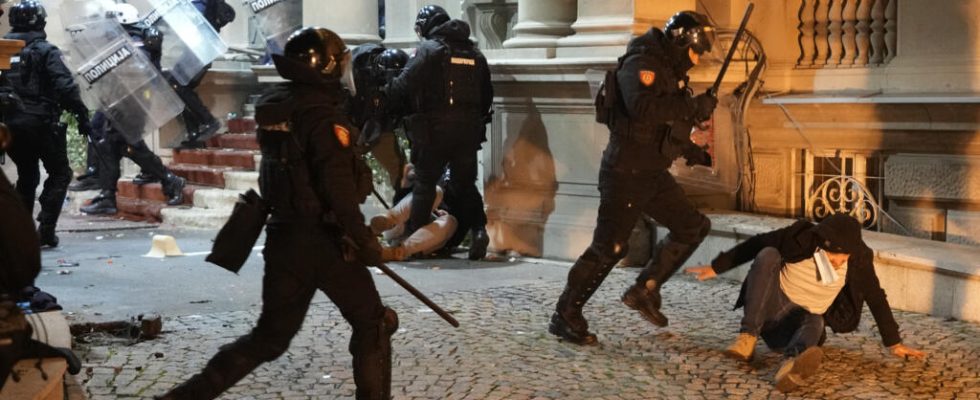 clashes with the police in front of Belgrade town hall