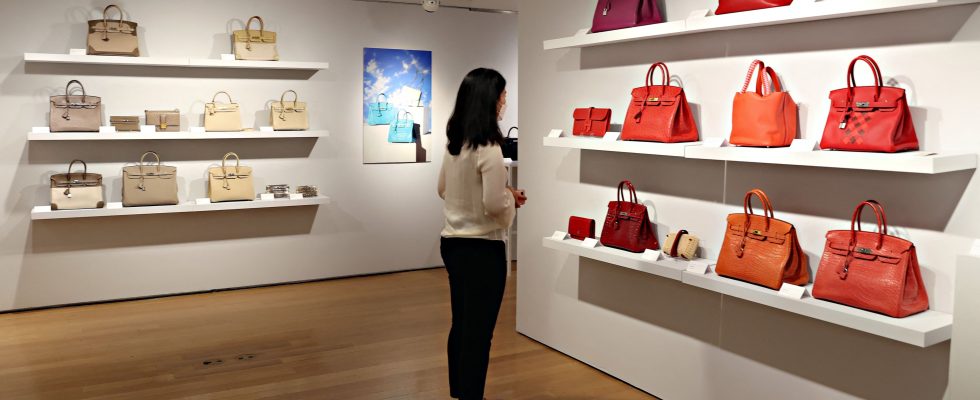 how authentication experts track down counterfeit luxury items – LExpress