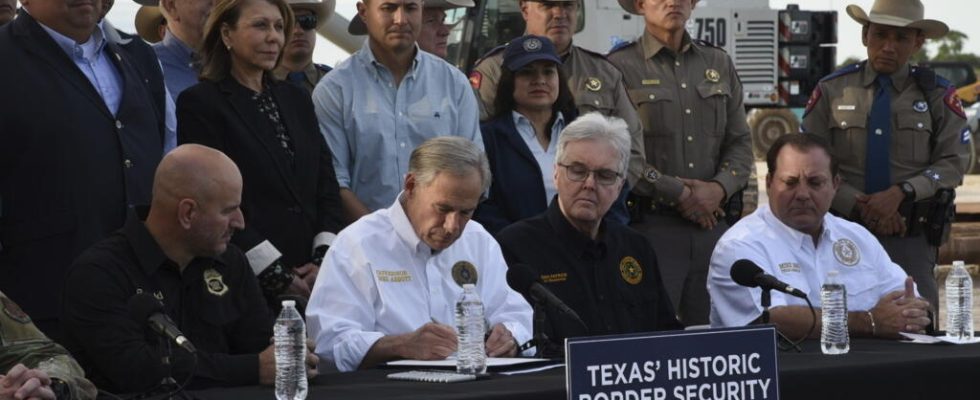 in the United States the governor of Texas signs a