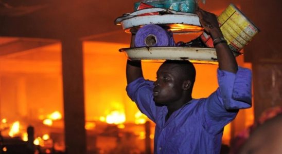 the Agoe Assiyeye market ravaged by the flames of a