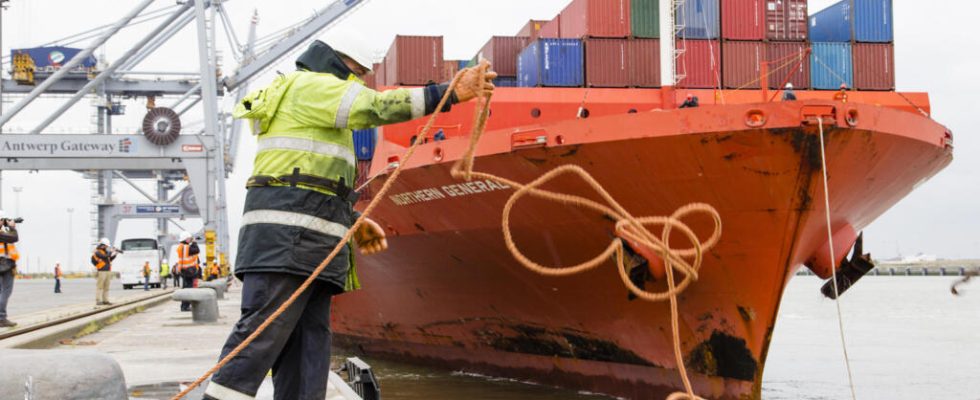 the port of Antwerp inaugurates the first hydrogen tugboat