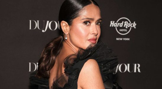 Fan shaped toes and trendy manicure for winter Salma Hayek poses