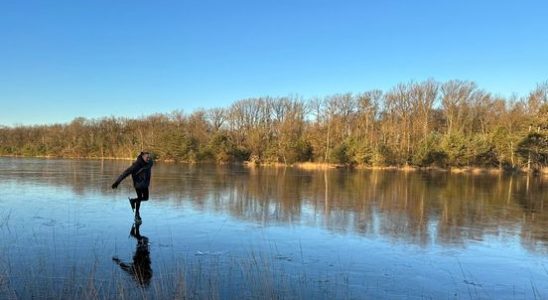 First skaters on Utrechts natural ice daredevil Bert falls through