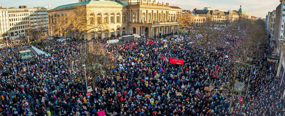 Hundreds of thousands in demonstrations against AFD