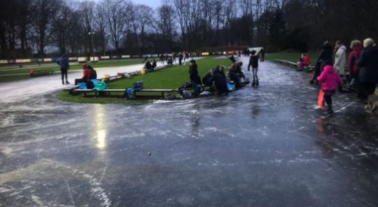 Ice rink Doorn opened dozens of people put on skates