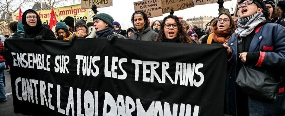 In France thousands of demonstrators in the streets against the