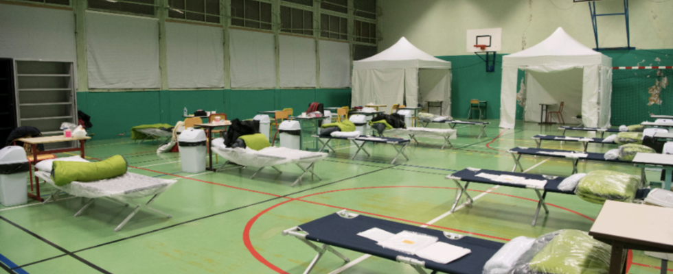 In Montreuil a municipal gymnasium welcomes homeless exiled women