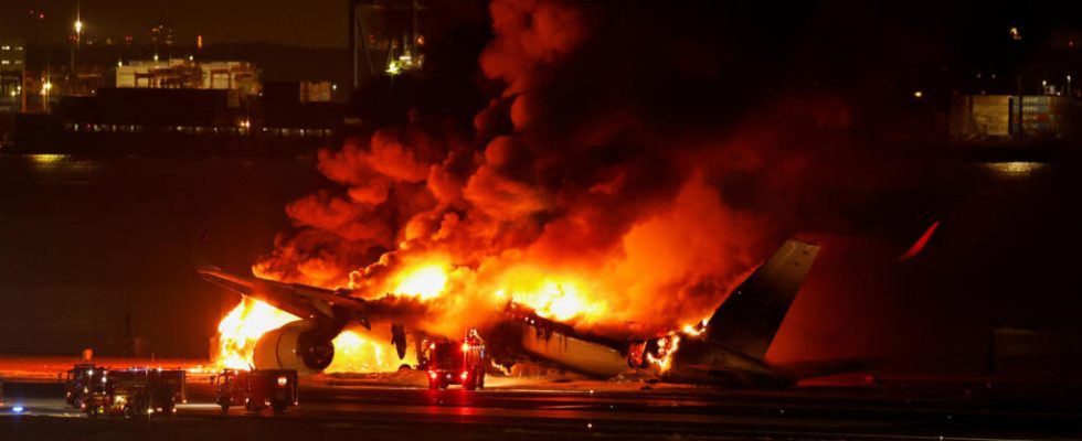 Japan Airlines plane on fire at Tokyos Haneda Airport