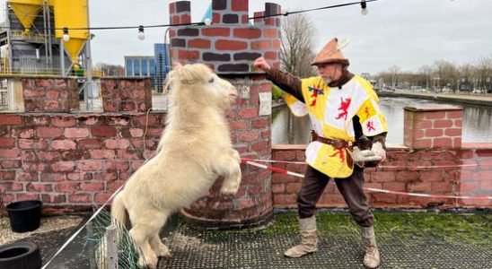 Knight Lenny docks in Amersfoort harbor with his medieval castle