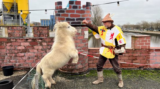 Knight Lenny docks in Amersfoort harbor with his medieval castle