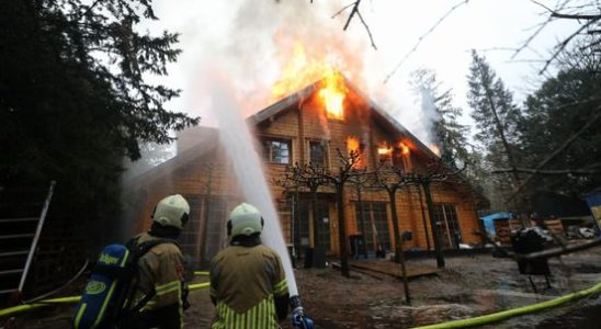 Major fire in wooden chalet Hollandsche Rading difficult to reach