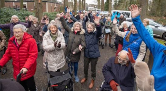 Nursing home comes out to congratulate birthday Princess Beatrix 86