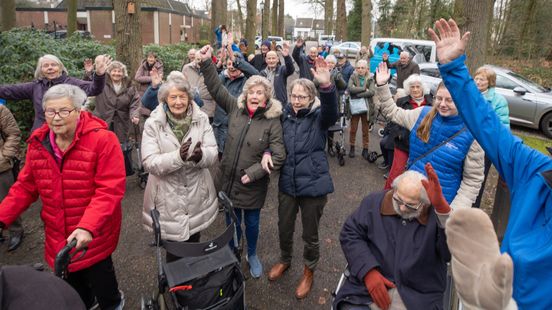 Nursing home comes out to congratulate birthday Princess Beatrix 86