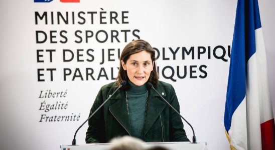 Opening ceremony transport swimming in the Seine Amelie Oudea Castera tries