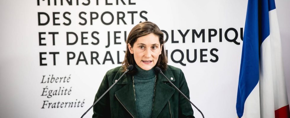 Opening ceremony transport swimming in the Seine Amelie Oudea Castera tries